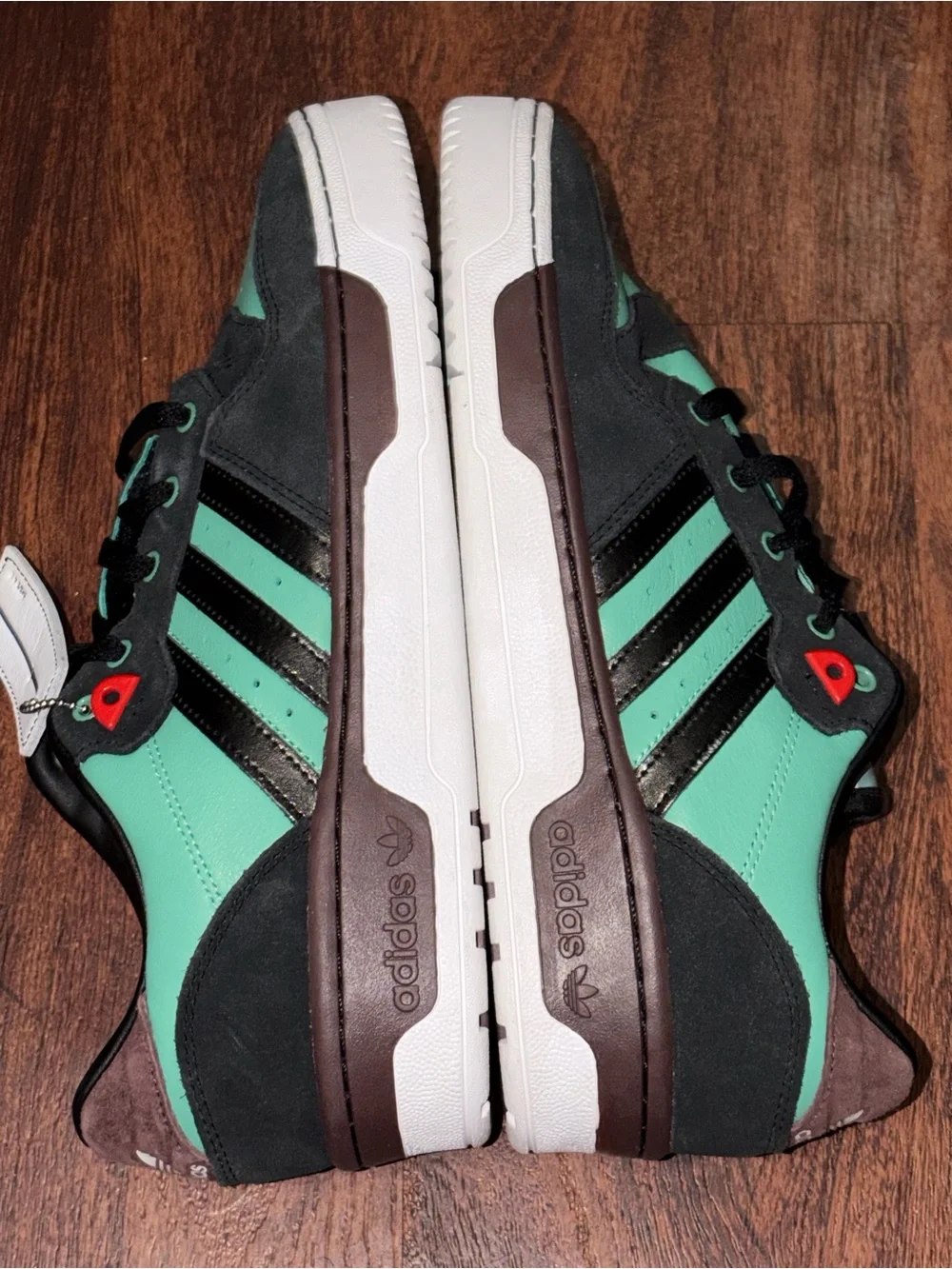 Adidas size 10 Rivalry low basketball shoes